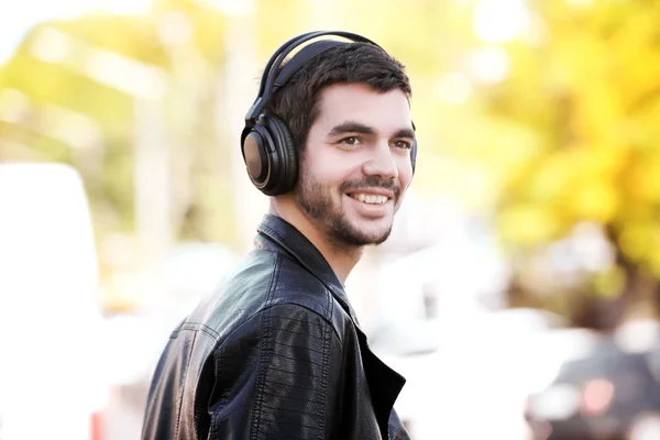 Muž poslouchá hudbu venku — Stock fotografie
