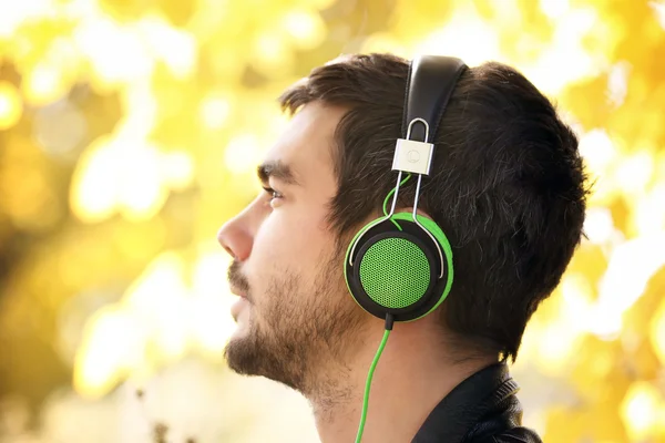 Joven escuchando música —  Fotos de Stock