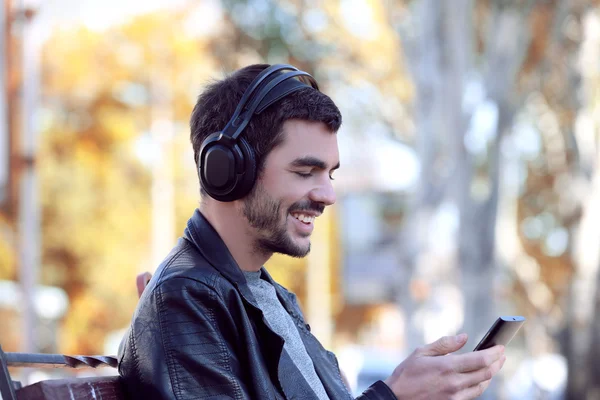 Man listening to music outdoors — Stock Photo, Image