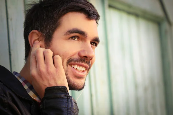 Man listening to music outdoors — Stock Photo, Image