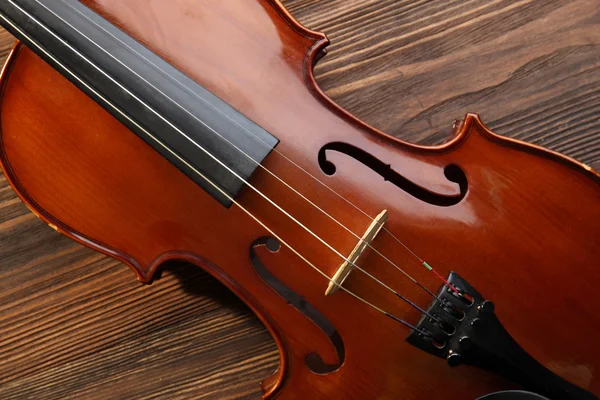 Violino su sfondo di legno — Foto Stock