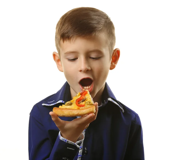 Мальчик ест пиццу — стоковое фото
