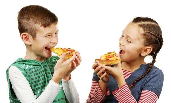 Crianças comendo pizza — Fotografia de Stock