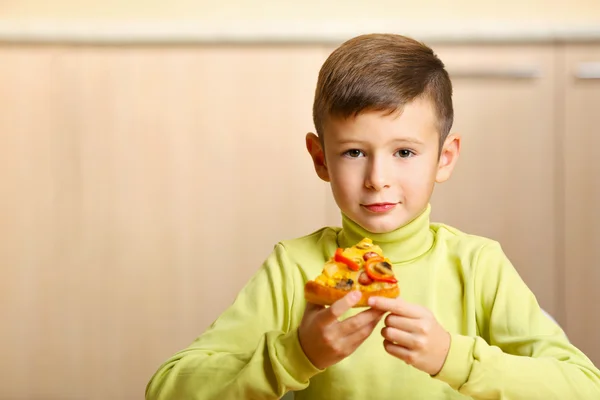 Mały chłopiec jedzenie pizzy — Zdjęcie stockowe