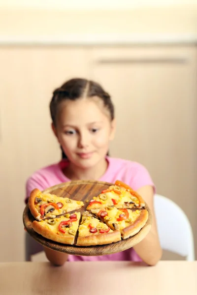 Mädchen isst Pizza — Stockfoto