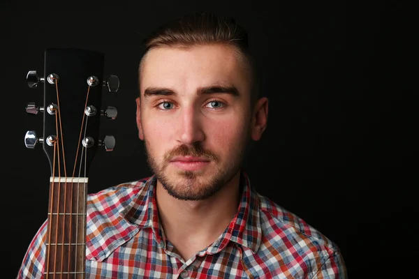 Ung man med gitarr — Stockfoto