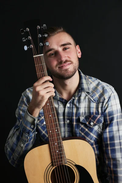 Ung man med gitarr — Stockfoto