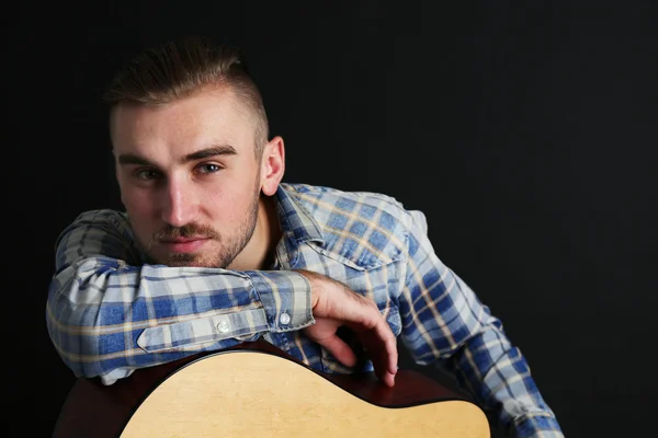 Ung man med gitarr — Stockfoto