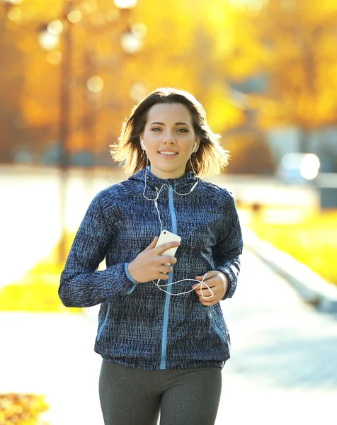 Joven mujer corriendo — Foto de Stock