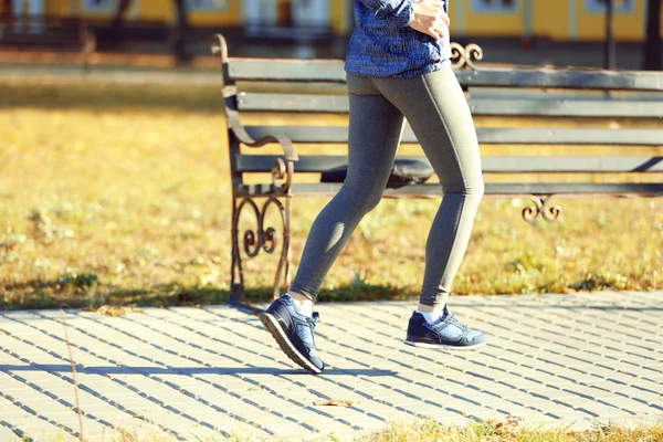 Молода жінка біжить в парку — стокове фото