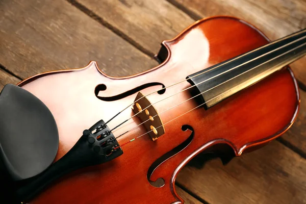 Violín sobre fondo de madera — Foto de Stock