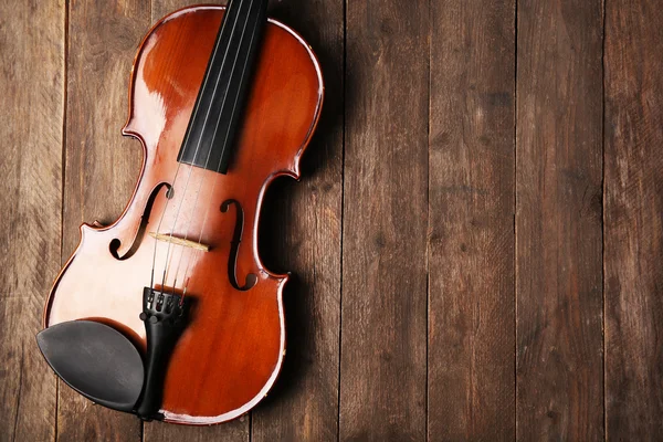 Geige auf Holzgrund — Stockfoto