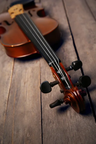 Violino em fundo de madeira — Fotografia de Stock