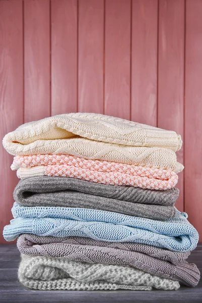 Ropa hecha a mano sobre fondo de pared de madera — Foto de Stock