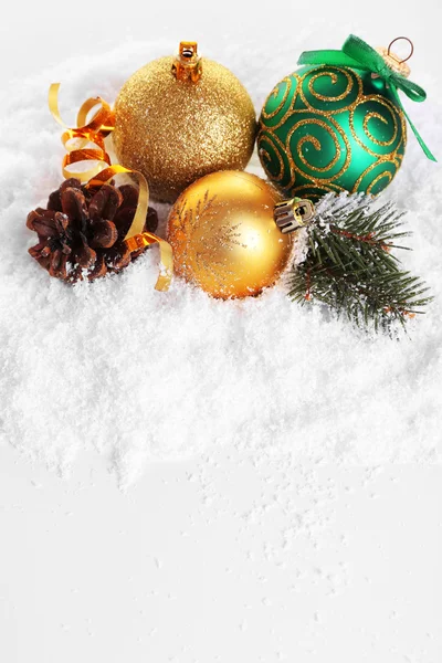 Bolas de Navidad sobre nieve con fondo blanco — Foto de Stock