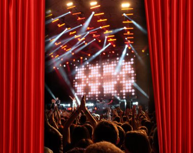 Konser Sahne Alanı'nda kırmızı perde