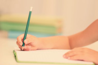 sevimli kız sınıfta işyerinde