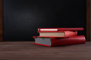 Masa üzerinde okul donanımları