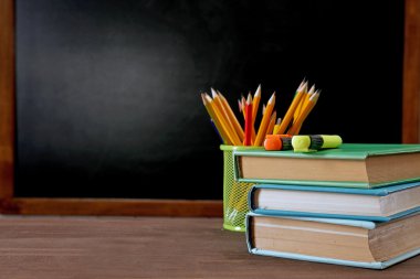 Masa üzerinde okul donanımları