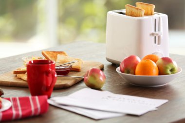 Tablo için tost, kahve ve meyve, arka plan bulanık ile Kahvaltı