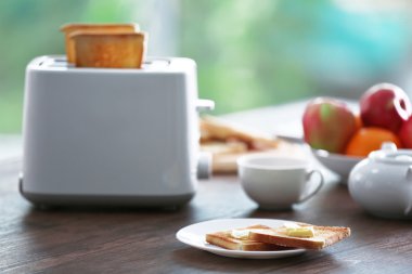 Tablo için tost, kahve ve meyve, arka plan bulanık ile Kahvaltı