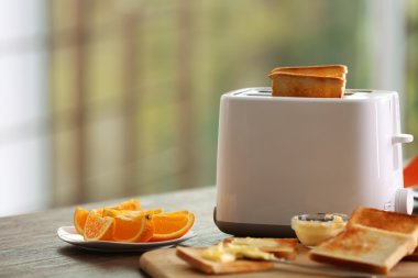 Tablo için tost ve meyve, arka plan bulanık ile Kahvaltı