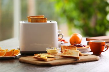 Tablo için tost, kahve ve meyve, arka plan bulanık ile Kahvaltı