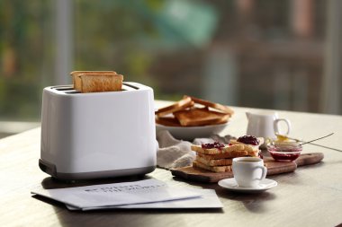 Tablo için tost ve kahve, arka plan bulanık ile Kahvaltı