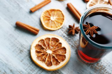 Lezzetli mulled şarap ve baharat, mavi ahşap arka plan üzerinde yakın çekim