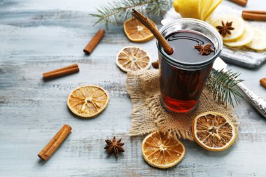 Lezzetli mulled şarap ve baharat, mavi ahşap arka plan üzerinde yakın çekim