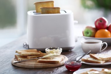 Tablo için tost, kahve ve meyve, arka plan bulanık ile Kahvaltı