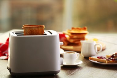 Tablo için tost ve kahve, arka plan bulanık ile Kahvaltı
