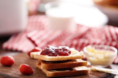 Tablo için kahvaltı tost, süt ve reçel, yakın çekim