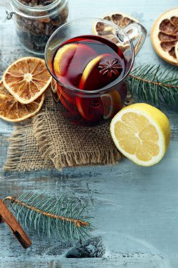 Lezzetli mulled şarap ve baharat, mavi ahşap arka plan üzerinde yakın çekim