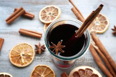 Lezzetli mulled şarap ve baharat, mavi ahşap arka plan üzerinde yakın çekim