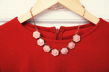 Kolye askısı duvar üzerinde