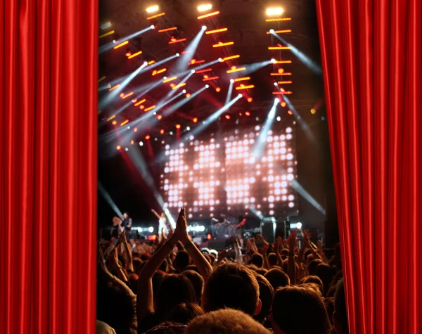 Roter Vorhang auf der Konzertbühne — Stockfoto