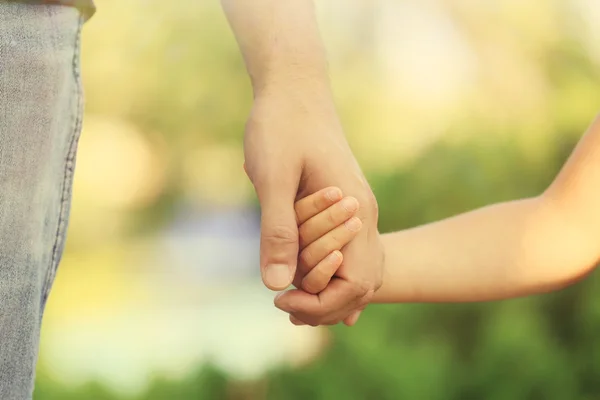 Padre e hija manos — Foto de Stock