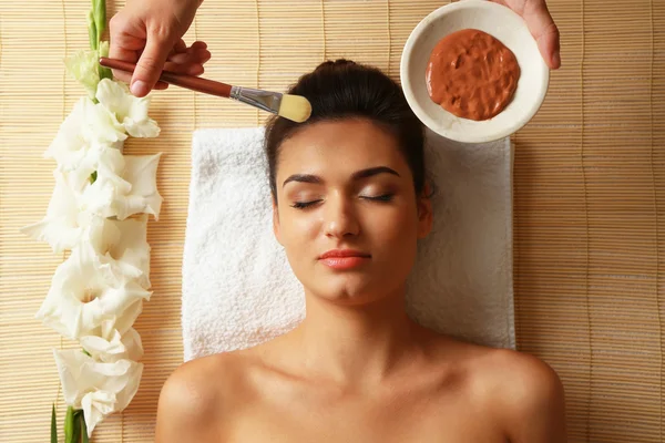 Kvinnan medan ansiktsbehandling kosmetisk förfarande — Stockfoto