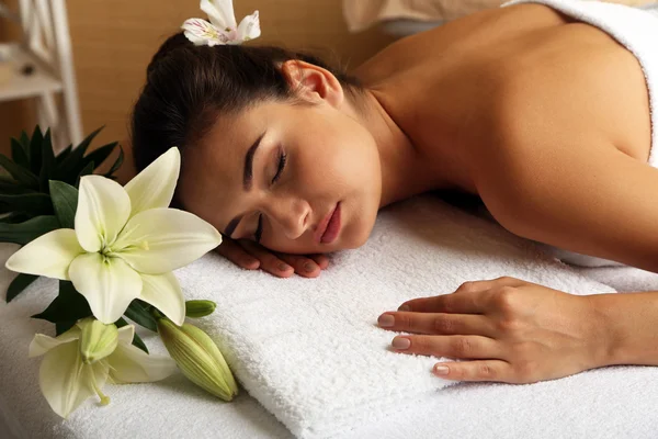 Jonge vrouw op massagetafel — Stockfoto