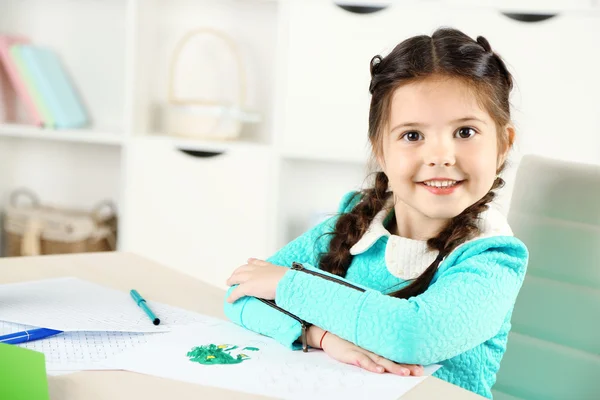 Menina bonito fazendo lição de casa — Fotografia de Stock