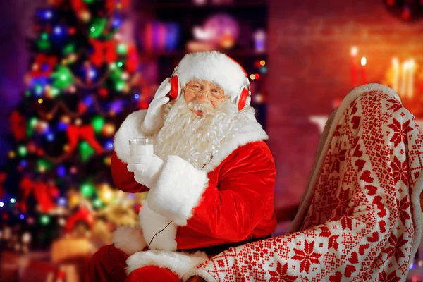 Babbo Natale seduto con le cuffie — Foto Stock