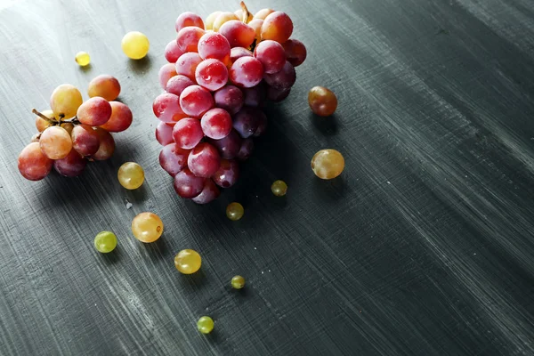 Soczyste winogrona fioletowe — Zdjęcie stockowe