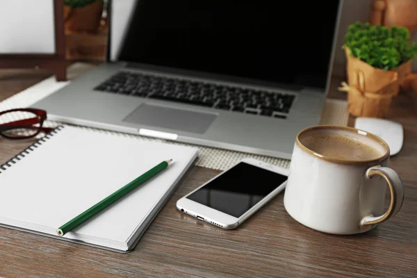 Lugar de trabajo decorado con portátil — Foto de Stock