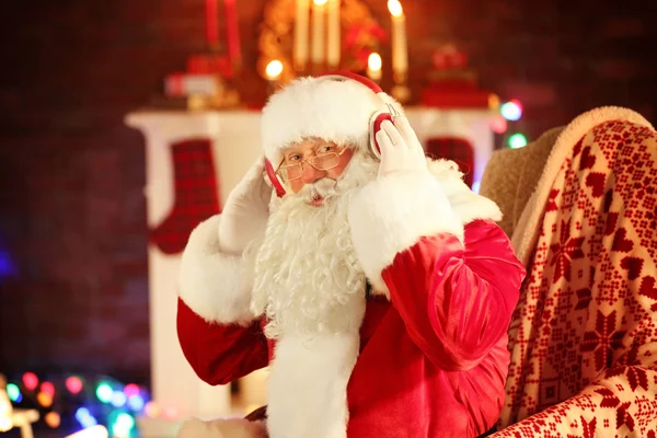 산타 클로스 헤드폰으로 앉아 — 스톡 사진