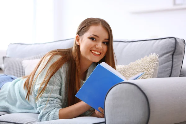 Ung kvinna läser bok — Stockfoto