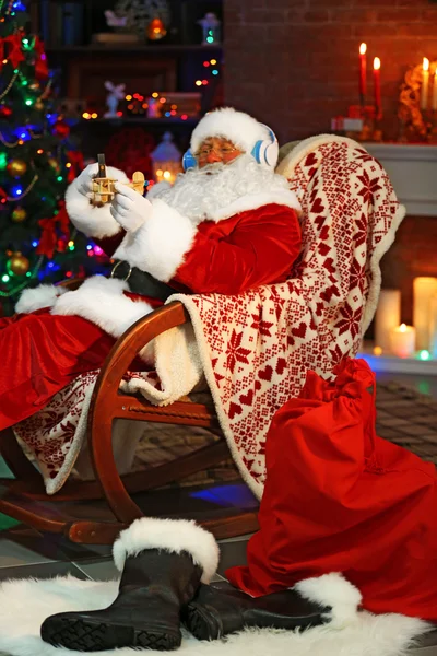Santa Claus zitten met koptelefoon — Stockfoto