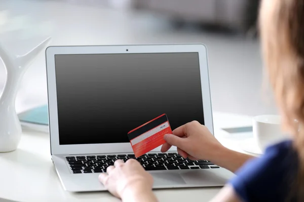 Ragazza che effettua il pagamento online — Foto Stock