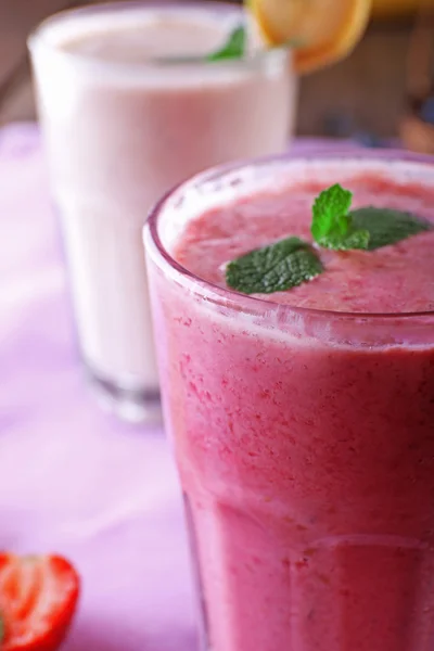 Copos de smoothie fresco frio com frutas e bagas, na mesa, close-up — Fotografia de Stock