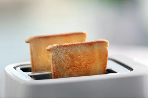 Sepasang roti panggang di pemanggang roti, close-up — Stok Foto